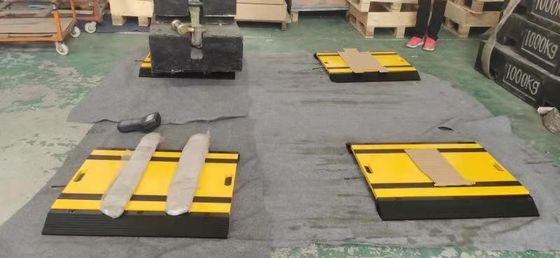 موازين مركبة ذات حمولة زائدة متعددة المحاور مع وسادات وزن ذات محور محمول منخفض الارتفاع